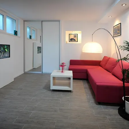 Outlet Apartment Split