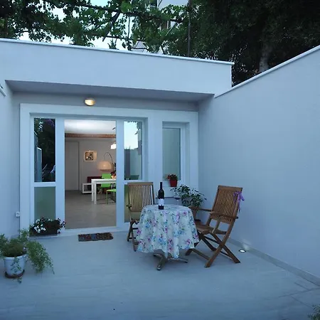 Outlet Apartment